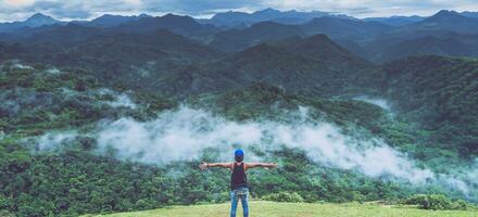 homem asiático viajar relaxar no feriado. madeira da natureza selvagem na montanha. foto