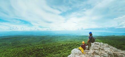 mulher amante e homens asiáticos viajam relaxam no feriado. ver mapa explorar as montanhas foto