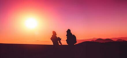 amante mulheres e homens natureza de viagens asiáticas. viajar relaxar. campo de toque natural. na montanha. ficar assistindo o nascer do sol. Tailândia foto