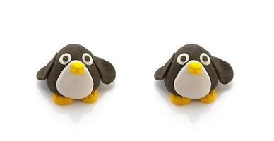 boneca de dois pinguins em fundo branco foto