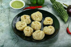 nepalês cozido no vapor dumplings momo com sause foto