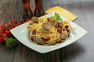 macarrão com vongole e tomate foto