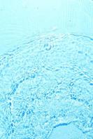 textura de espirrar água limpa no fundo azul foto