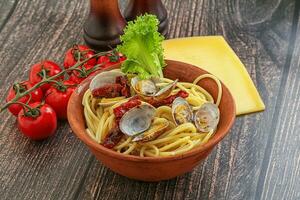 macarrão com vongole e tomate foto