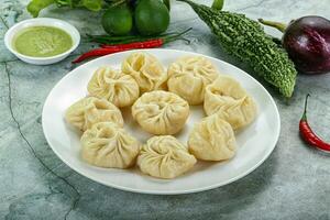 nepalês cozido no vapor dumplings momo com sause foto