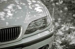 branco carro com uma rua fundo. moderno cidade carro foto