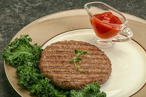 costeleta de carne grelhada para hambúrguer foto