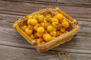 pilha de cereja amarela madura doce foto