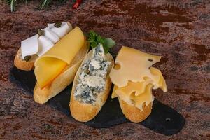 bruschetta com vários queijos foto