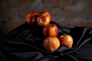 composição de maçãs vermelhas e cetim preto