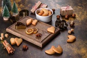moldura de natal com galhos de pinheiro e biscoitos de gengibre