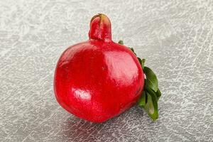 maduro vermelho doce e suculento romã foto