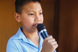 meninos com microfone aprendem a cantar foto