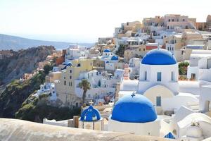 bela vista de oia na ilha de santorini, grécia foto