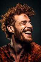 alegre estúdio retrato do uma sorridente europeu homem com encaracolado vermelho cabelo, fechar-se, suave luz, ai gerado arte foto