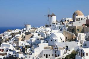 bela vista de oia na ilha de santorini, grécia foto