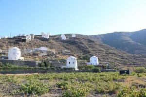 vinícolas e moinhos de vento em santorini, grécia foto