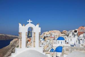 bela vista de oia na ilha de santorini, grécia foto