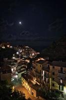 visão noturna de manarola, cinque terre, itália foto