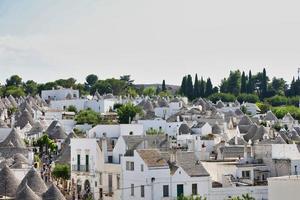 paisagem urbana de casas trulli típicas em alberobello itália foto