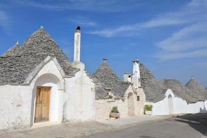 paisagem urbana de casas trulli típicas em alberobello itália foto