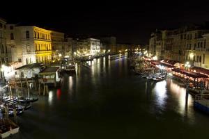 paisagem urbana de veneza itália à noite foto