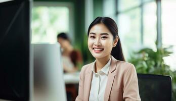 retrato do jovem mulher trabalhando em computador portátil computador dentro moderno escritório, confiante empregado sorridente alegremente enquanto trabalhando com colegas de trabalho. ai generativo foto