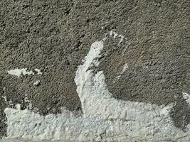 sujo parede do cinzento concreto textura com rachado superfície a partir de areia e cimento materiais. foto