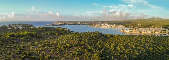 panorâmico aéreo Visão às nascer do sol, pescaria porta, típica área do turista interesse, feriado destinos e hotel zona.portocolom, maiorca, balear ilhas foto