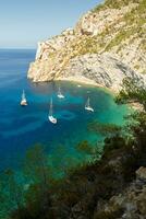 bela praia em punta de castellar, santa agnes de la corona, ilhas baleares, espanha. foto