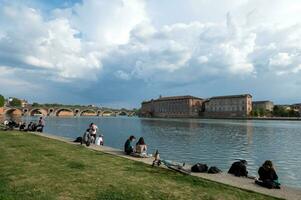 paisagem urbana em dia ensolarado em toulouse, frança, no verão de 2022. foto