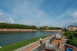 paisagem urbana em dia ensolarado em toulouse, frança, no verão de 2022. foto