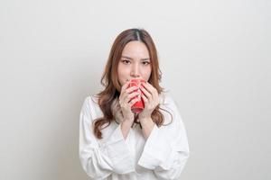 retrato linda mulher asiática segurando uma xícara de café ou caneca foto