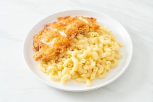 mac e queijo com frango frito foto
