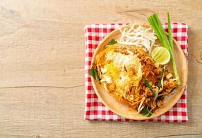 pad thai - mexa macarrão frito em estilo tailandês com ovo foto