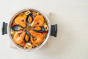 paella de frutos do mar com camarões, amêijoas, mexilhões com arroz de açafrão foto