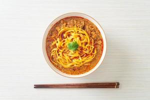 sopa picante de macarrão chinês yunnan ou kwa meng foto