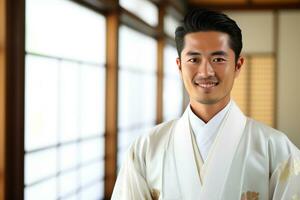 japonês homem vestindo uma hakama e sorridente bokeh estilo fundo foto