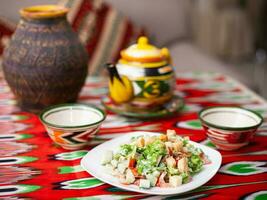 tomate, pepino, doce Pimenta e cebola salada, temperado com óleo. ásia estilo foto