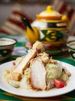 César salada com frango seios, ervas e queijo. ásia estilo foto