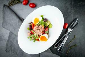 salada com softboiled ovo, atum, verde cebolas, fervido batatas, topo Visão foto