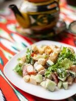 tomate, pepino, doce Pimenta e cebola salada, temperado com óleo. ásia estilo foto