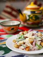 Malibu salada com caranguejo Gravetos e croutons, feta queijo e legumes. ásia estilo foto