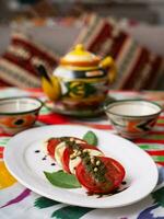 italiano caprese salada com tomates, mazzarela queijo e balsâmico molho. ásia estilo foto