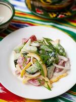 cremoso salada do verde e vermelho pimentas, queijo, beringela, cebolas e tomates ásia estilo foto