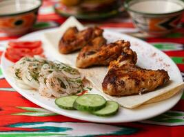 frango Kebab carvão grelhado frango peito.servido com vegetais, em conserva cebolas, lavash pão e oriental molho foto