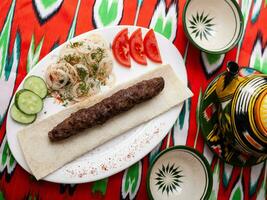 carne e Cordeiro shashlik grelhado carne, picado eu no. servido com vegetais, em conserva cebolas, lavash pão foto