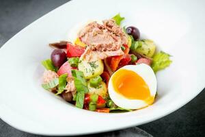 salada com softboiled ovo, atum, verde cebolas, fervido batatas, lado Visão foto