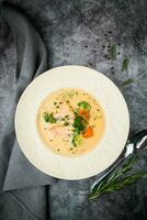 peixe sopa com verde cebolas, cenouras e brócolis lado Visão foto