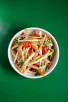 chinês repolho salada com cenoura dentro uma branco tigela. Visão a partir de acima. chinês cozinha, ingrediente para hotpot foto